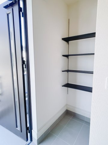 【新築戸建】高崎市新町の玄関|家族みんなの靴が丸々しまえます♪これからお子様が大きくなっても安心ですね。靴をしまって、すっきりとした玄関で開放感も味わえます。