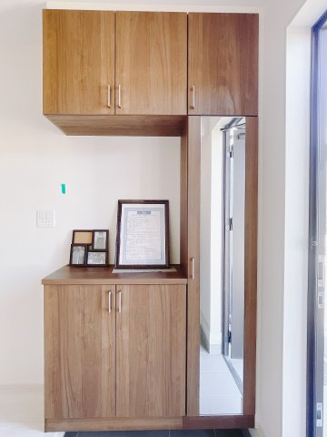 【新築戸建】高崎市新町の玄関|毎日の「いってらっしゃい」や「お帰りなさい」を大切なご家族と過ごす玄関は〈使いやすさ〉を追求しております。玄関横の物入は急な来客時でもさっとお片付けできるスペースを確保しています。