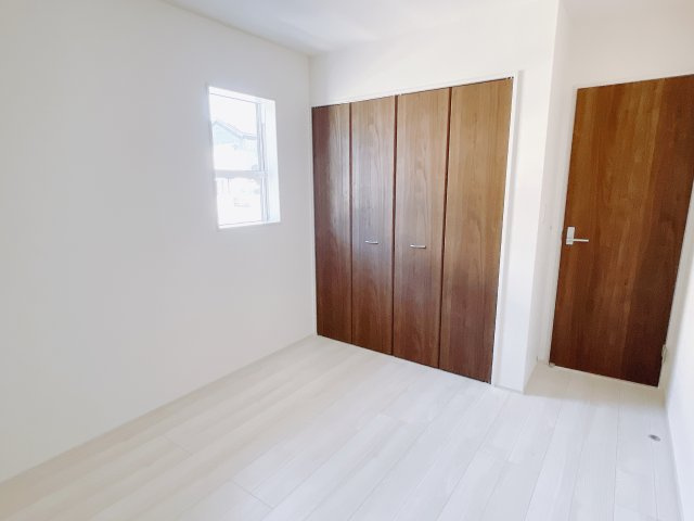 【新築戸建】高崎市新町の洋室|広い寝室ならインテリアも自由自在にお楽しみいただけます♪お外から帰ってきた後は寝室でゆっくり自分の時間をお過ごしください。