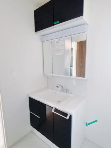 【新築戸建】高崎市新町の独立洗面台|通常より広いタイプの洗面所になっています。のびのびと使える洗面所には寒い冬にストーブをおいても邪魔になりません♪