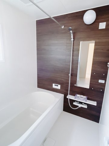 【新築戸建】高崎市新町の浴室|1日の疲れを癒せるお風呂♪足がのばせるほど広いお風呂にはエコベンチも搭載！小さいお子様を座らせれば一緒にお風呂へ入っても安心。浴室暖房乾燥機付きなので洗濯物も乾かせます。