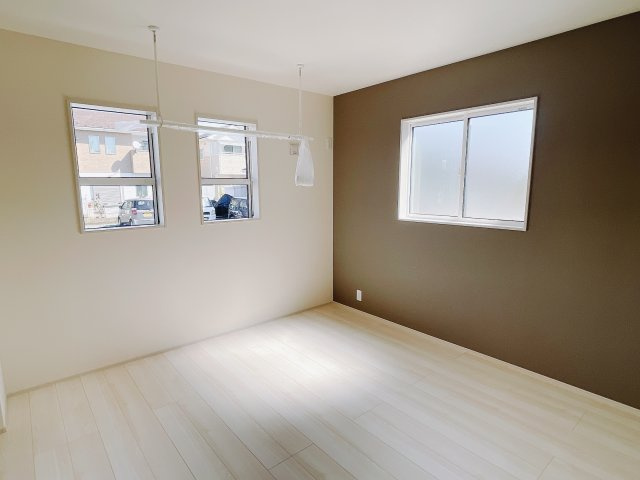 【新築戸建】高崎市新町の洋室|ダブルベッドを置いても充分な広さを2Ｆのお部屋に設けております。お子様と家族みんなで寝るのも夢じゃありません♪窓からは光が差し込むので日中でも明るいお部屋です。