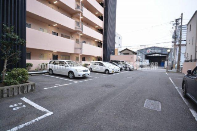 ノバカネイチ阿波座2番館の駐車場|◆敷地内には駐車場も完備。お家を出てからすぐに乗車できるため、通勤はもちろんの事、日々のお買い物や、ご家族での旅行など様々なシーンで活躍します♪（空き状況はお問合せください）
