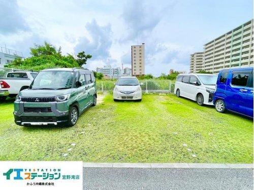 プレミアムコート宜野湾西の駐車場