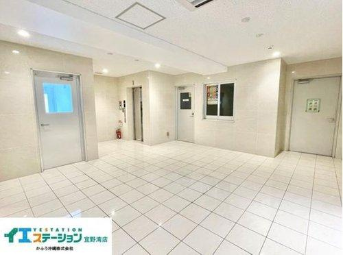 プレミアムコート宜野湾西のエントランス