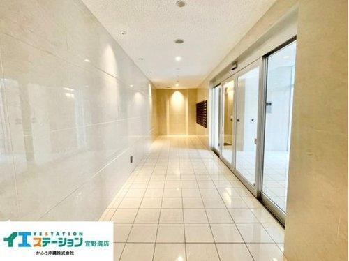 プレミアムコート宜野湾西のエントランス