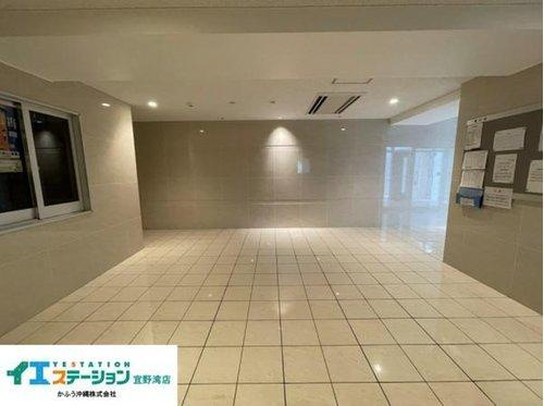 プレミアムコート宜野湾西のエントランス