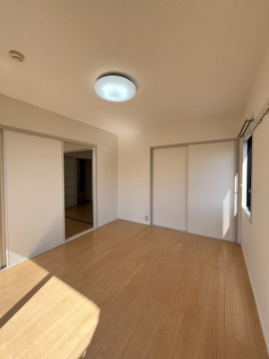 【洋室】 | ヴィ・ラフィネ旗ヶ崎2号館