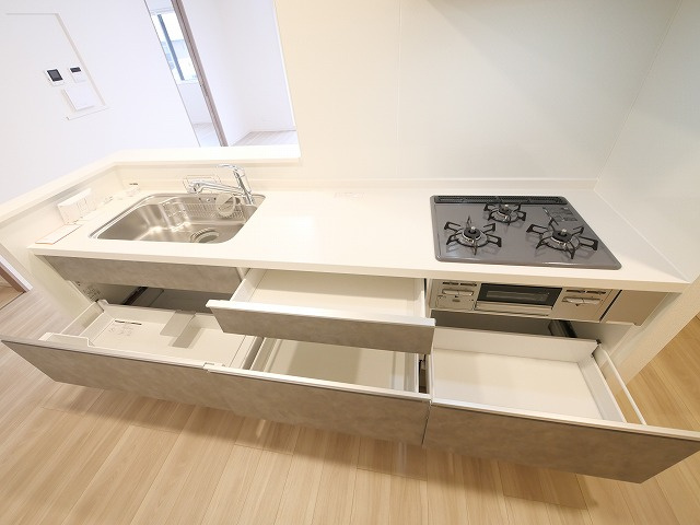 Daiya Soie（ダイヤ ソワ）のキッチン|コンパクトなキッチンで掃除もラクラク