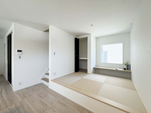 リビングとの続き間で広々とした空間を感じられます
小上がりでお子様のお勉強や家事仕事にも活躍します