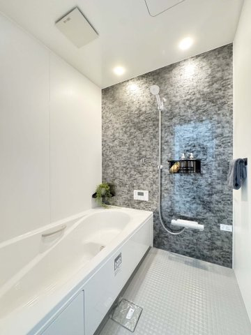 ゆったり過ごせるお風呂です
浴室暖房乾燥機、乾きやすい床材、お掃除楽々！