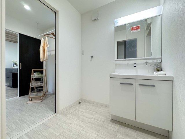 収納豊富な三面鏡、収納スペースを備えていますので、お洗濯、洗面、脱衣といったそれぞれのシーンで機能的にご利用頂けます。
キッチからランドリールームまでをむすぶ家事楽動線です！