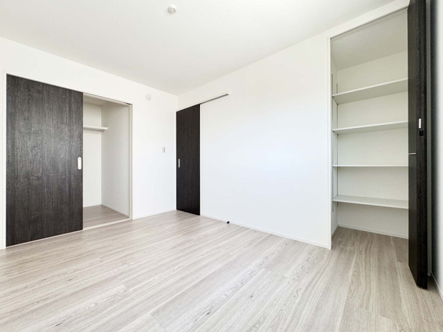 各洋室には1帖以上のクローゼットがあります。また可能な限りウォークインクローゼットを確保。ハンガーパイプ付きなので、衣類の収納もしやすく衣替えもスムーズです