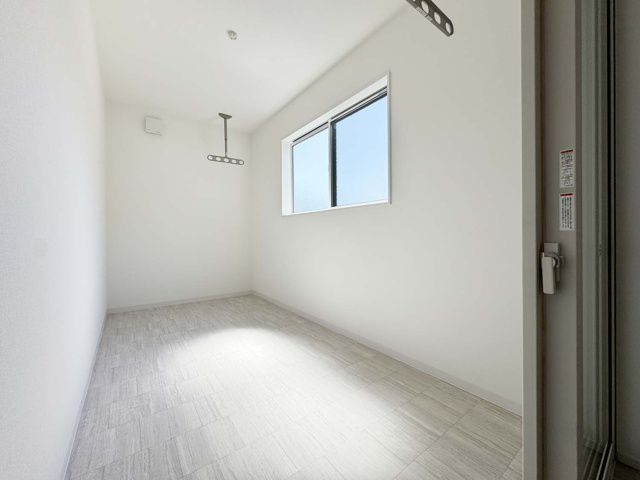 サンルーム
2階にも天候を気にせず洗濯物を干せるスペースを確保
壁面いっぱいに開閉できる窓があるので光がたくさん入り、換気もできます
観葉植物を育てたり、家族でくつろぐスペースとしても活躍