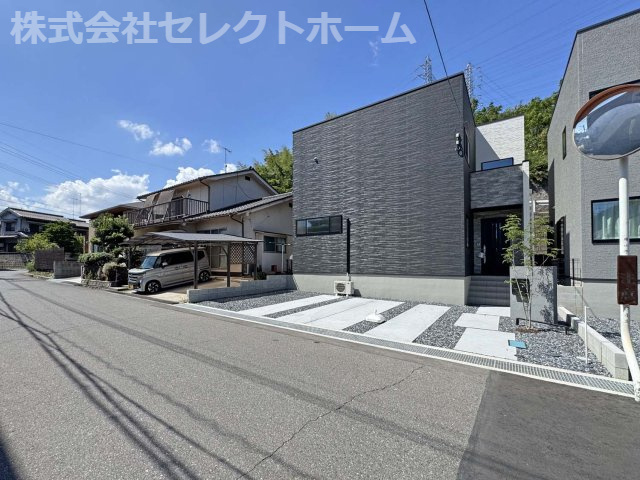 防犯パッケージ 
高いコストパフォーマンスで、強固なセキュリティを実現しました
外出先でもスマホを通して、家の安心を見守れます
①屋外カメラ②窓センサー③屋内カメラ④スマートキー