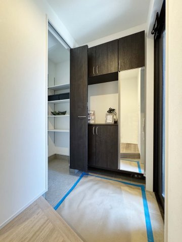 玄関には大容量のシューズボックス
土間収納も備えていますので日常的に出し入れするものを手軽に取り扱う事が出来ます