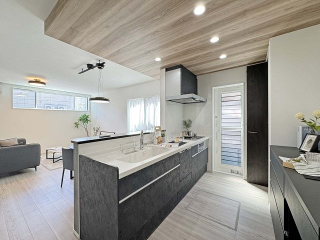 調理家電や食料品のストック、調味料や保存容器など、キッチン廻りには頻繁に使うけど出しっぱなしにはしたくないものばかり
そんな時はパントリーが大活躍です
急な来客時もキッチン廻りはいつもすっきりです