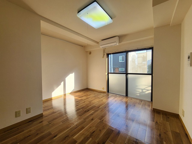 ベルファース川口仲町の居間・リビング|★洋室７．３帖の居室です。★