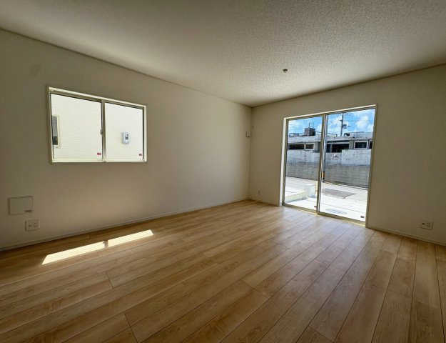 クレイドルガーデン糸満市宇江城 第2・2号棟の洋室|二面採光で明るく広々としたLDK15帖