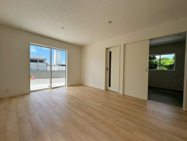 クレイドルガーデン糸満市宇江城 第2・2号棟の居間・リビング|二面採光で明るく広々としたLDK15帖