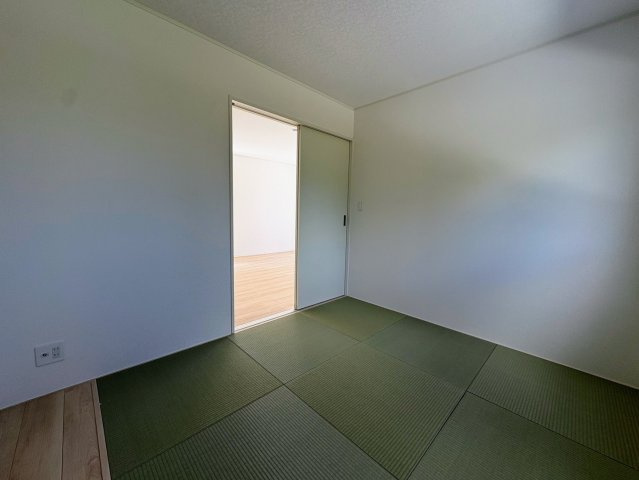 クレイドルガーデン糸満市宇江城 第2・2号棟の和室|リビングに隣接する洋風和室5.2帖