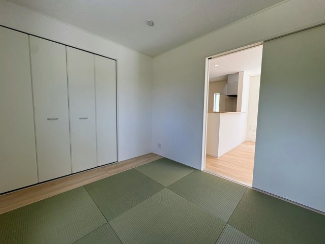 クレイドルガーデン糸満市宇江城 第2・2号棟の和室|リビングに隣接する洋風和室5.2帖・押入れ収納付き