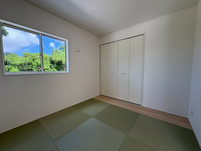 クレイドルガーデン糸満市宇江城 第2・2号棟の和室|生活に和の風情を演出する洋風和室5.2帖・押入れ収納付き