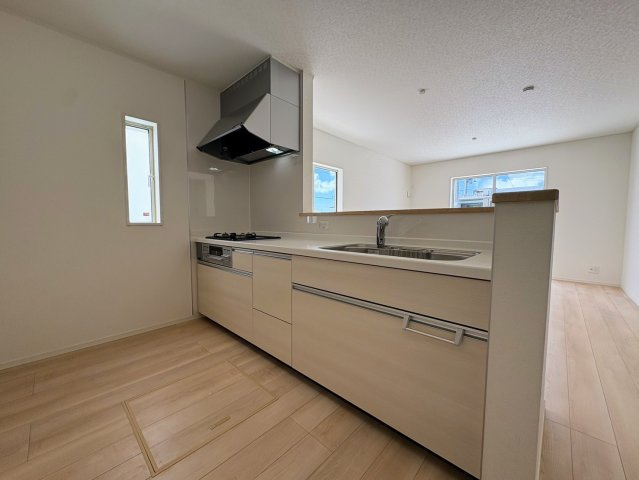 クレイドルガーデン糸満市宇江城 第2・2号棟のキッチン|会話の弾む対面式のシステムキッチン・換気窓＆床下収納付き