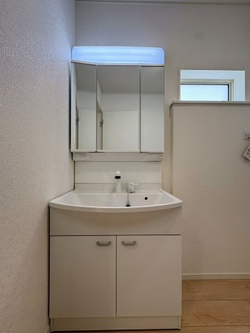 クレイドルガーデン糸満市宇江城 第2・2号棟の独立洗面台|洗面化粧台＆洗濯機置場／換気窓付き