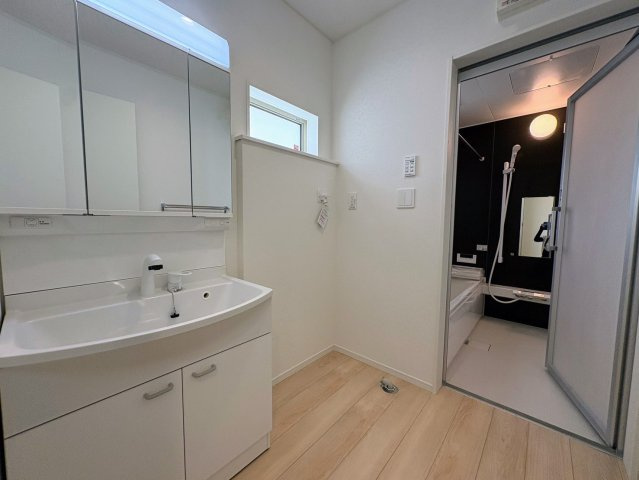 クレイドルガーデン糸満市宇江城 第2・2号棟の独立洗面台|洗面室から浴室への動線