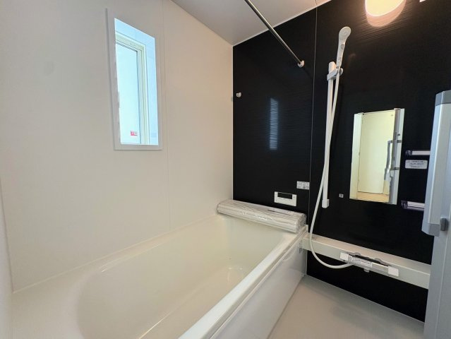 クレイドルガーデン糸満市宇江城 第2・2号棟の浴室|浴室乾燥機付きユニットバス／換気窓＆鏡＆物干し竿付き