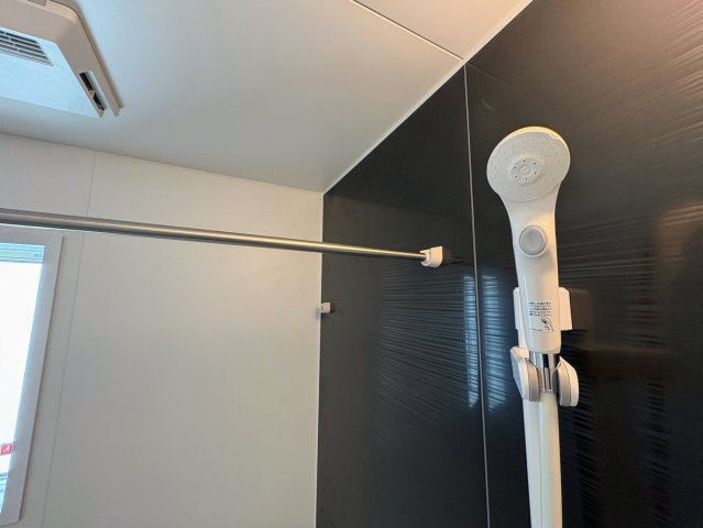 クレイドルガーデン糸満市宇江城 第2・2号棟のその他|シャワーヘッド＆物干し竿＆浴槽換気窓付き