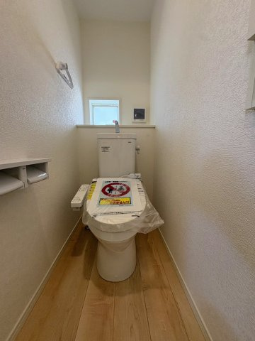 クレイドルガーデン糸満市宇江城 第2・2号棟のその他|１階トイレ・換気窓＆収納棚付き／温水洗浄便座