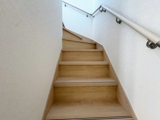 クレイドルガーデン糸満市宇江城 第2・2号棟の内装|手すり付き階段