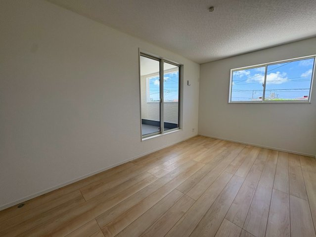 クレイドルガーデン糸満市宇江城 第2・2号棟の洋室|二面採光の２階主寝室7.7帖・バルコニー出入口付き