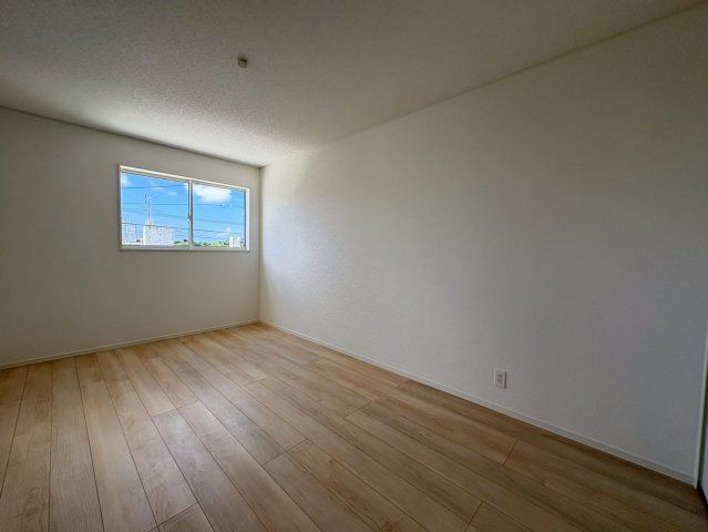 クレイドルガーデン糸満市宇江城 第2・2号棟の洋室|二面採光の２階主寝室7.7帖