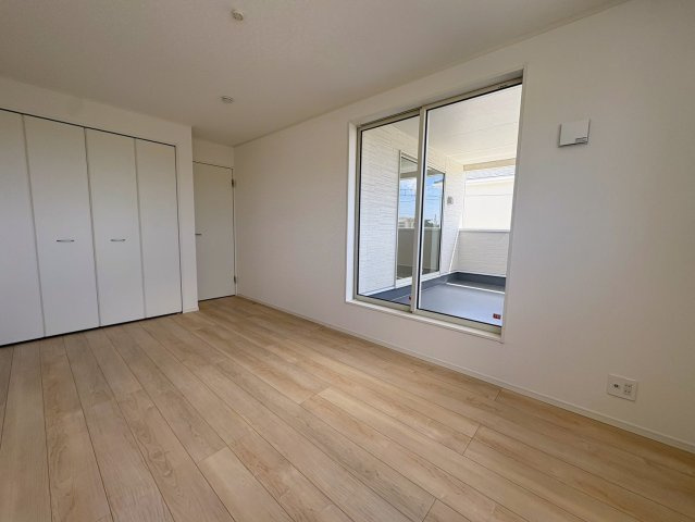 クレイドルガーデン糸満市宇江城 第2・2号棟の洋室|二面採光の２階主寝室7.7帖・バルコニー出入口＆クローゼット収納付き