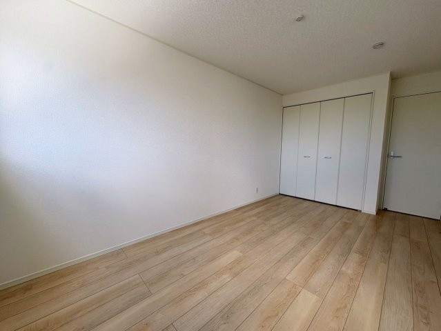 クレイドルガーデン糸満市宇江城 第2・2号棟の洋室|２階主寝室7.7帖・クローゼット収納付き