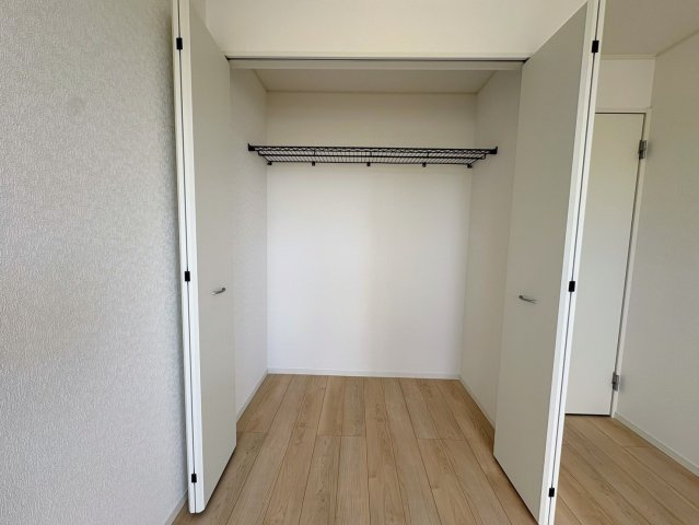 クレイドルガーデン糸満市宇江城 第2・2号棟の収納|２階主寝室7.7帖に設置されたクローゼット収納