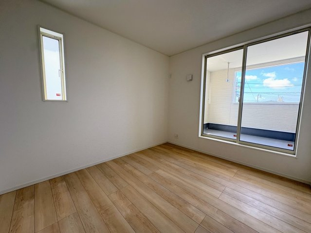 クレイドルガーデン糸満市宇江城 第2・2号棟の洋室|二面採光の２階洋室６帖①バルコニー出入口付き