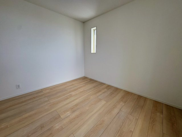 クレイドルガーデン糸満市宇江城 第2・2号棟の洋室|二面採光の２階洋室６帖①