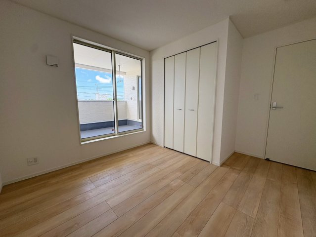 クレイドルガーデン糸満市宇江城 第2・2号棟の洋室|二面採光の２階洋室６帖①バルコニー出入口＆クローゼット収納付き