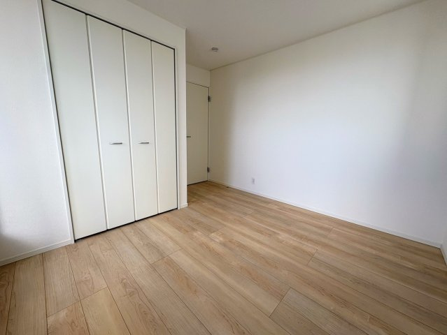 クレイドルガーデン糸満市宇江城 第2・2号棟の洋室|２階洋室６帖①クローゼット収納付き