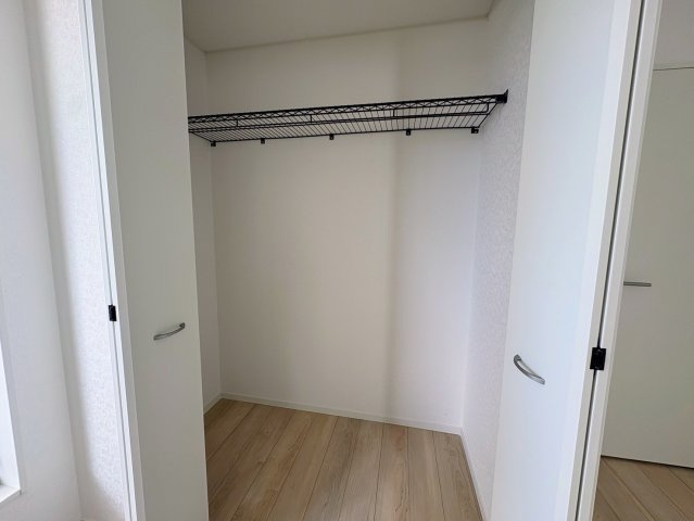 クレイドルガーデン糸満市宇江城 第2・2号棟の収納|２階洋室６帖①に設置されたクローゼット収納