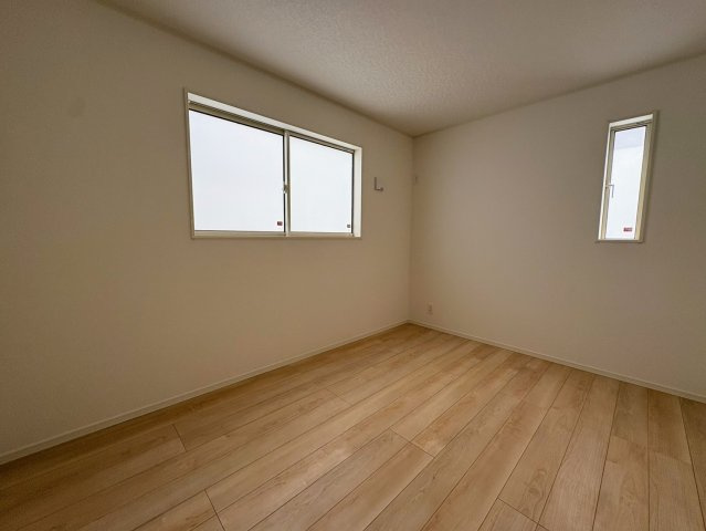 クレイドルガーデン糸満市宇江城 第2・2号棟の洋室|二面採光の２階洋室６帖②