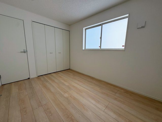 クレイドルガーデン糸満市宇江城 第2・2号棟の洋室|二面採光の２階洋室６帖②クローゼット収納付き