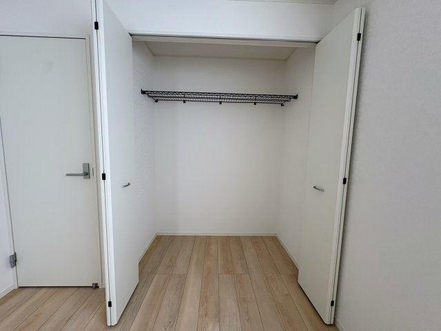 クレイドルガーデン糸満市宇江城 第2・2号棟の収納|２階洋室６帖②に設置されたクローゼット収納