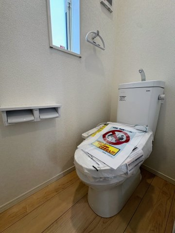 クレイドルガーデン糸満市宇江城 第2・2号棟のその他|２階トイレ・換気窓＆収納棚付き／温水洗浄便座