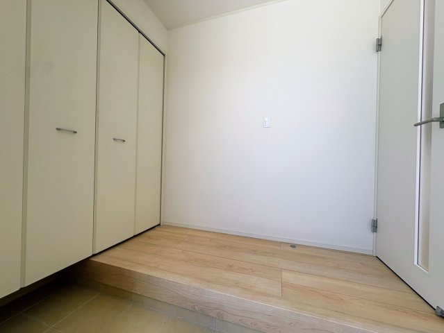 クレイドルガーデン糸満市宇江城 第2・2号棟の洋室|玄関から階段＆リビングへつづく廊下