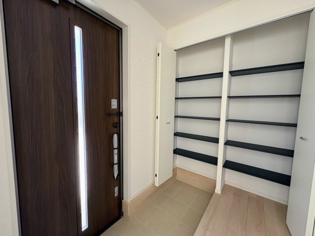 クレイドルガーデン糸満市宇江城 第2・2号棟の収納|可動式棚付きで大容量の天井高シューズクローゼット